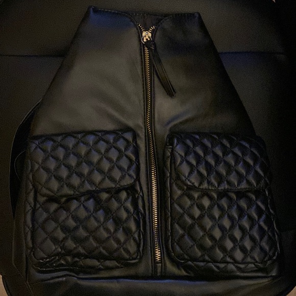 CHI Handbags - NWOT! CHI Quilted Travel Sling Bag Front Pockets Interior Elasticized Pouch